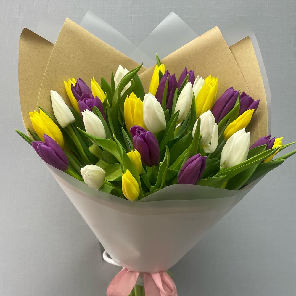 https://content2.flowwow-images.com/data/flowers/1000x1000/53/1728995913_87806853.jpg