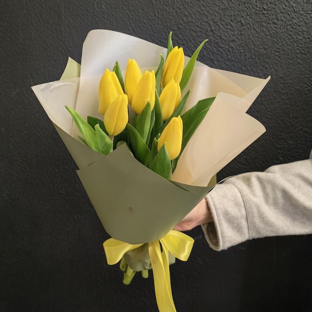 https://content2.flowwow-images.com/data/flowers/1000x1000/96/1736597402_78233296.jpg