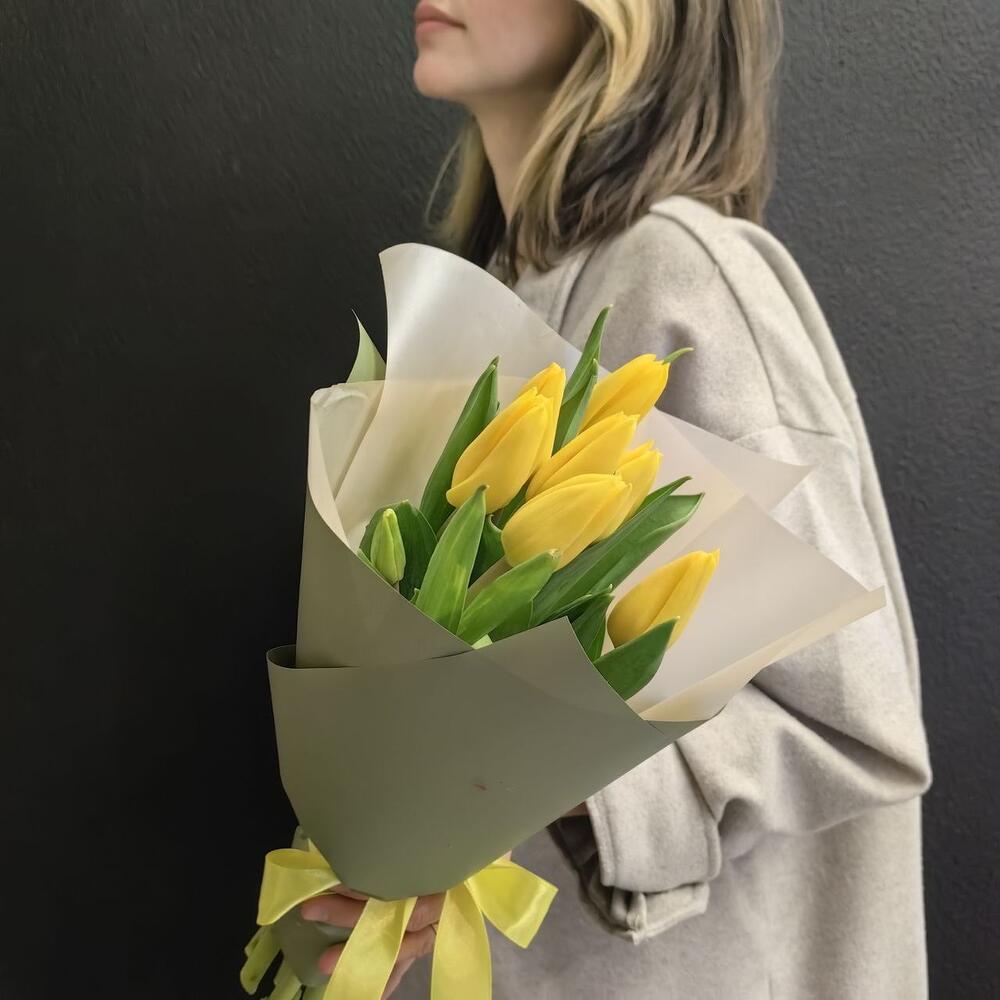 https://content2.flowwow-images.com/data/flowers/1000x1000/02/1736597402_83885102.jpg