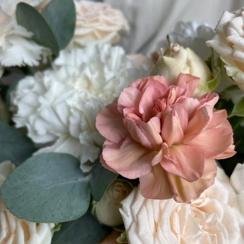https://content2.flowwow-images.com/data/flowers/1000x1000/68/1689506819_25740268.jpg