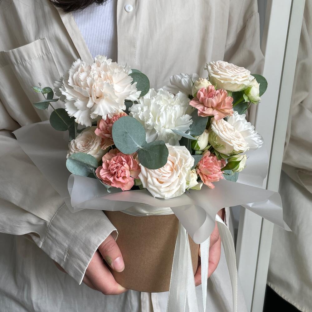 https://content2.flowwow-images.com/data/flowers/1000x1000/02/1689506819_86596702.jpg