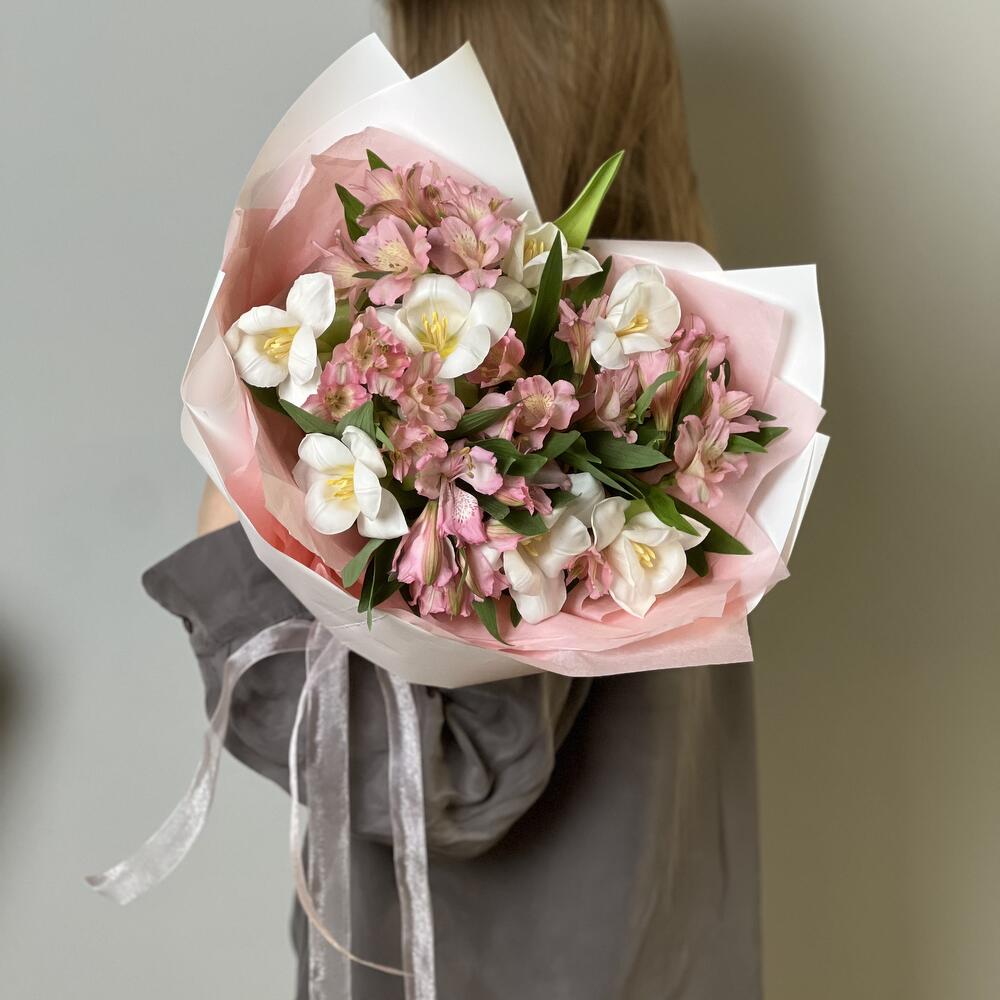 https://content2.flowwow-images.com/data/flowers/1000x1000/55/1738136537_56436455.jpg