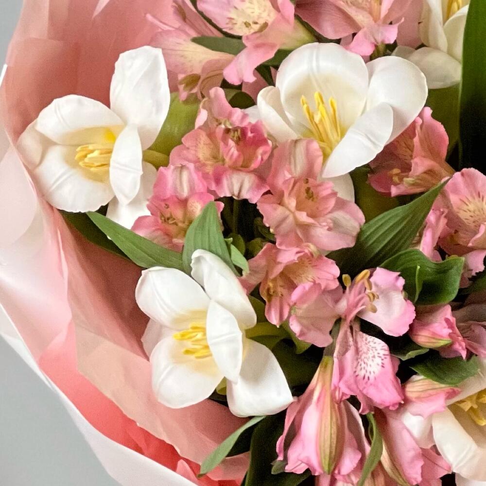 https://content2.flowwow-images.com/data/flowers/1000x1000/94/1738136538_14931194.jpg