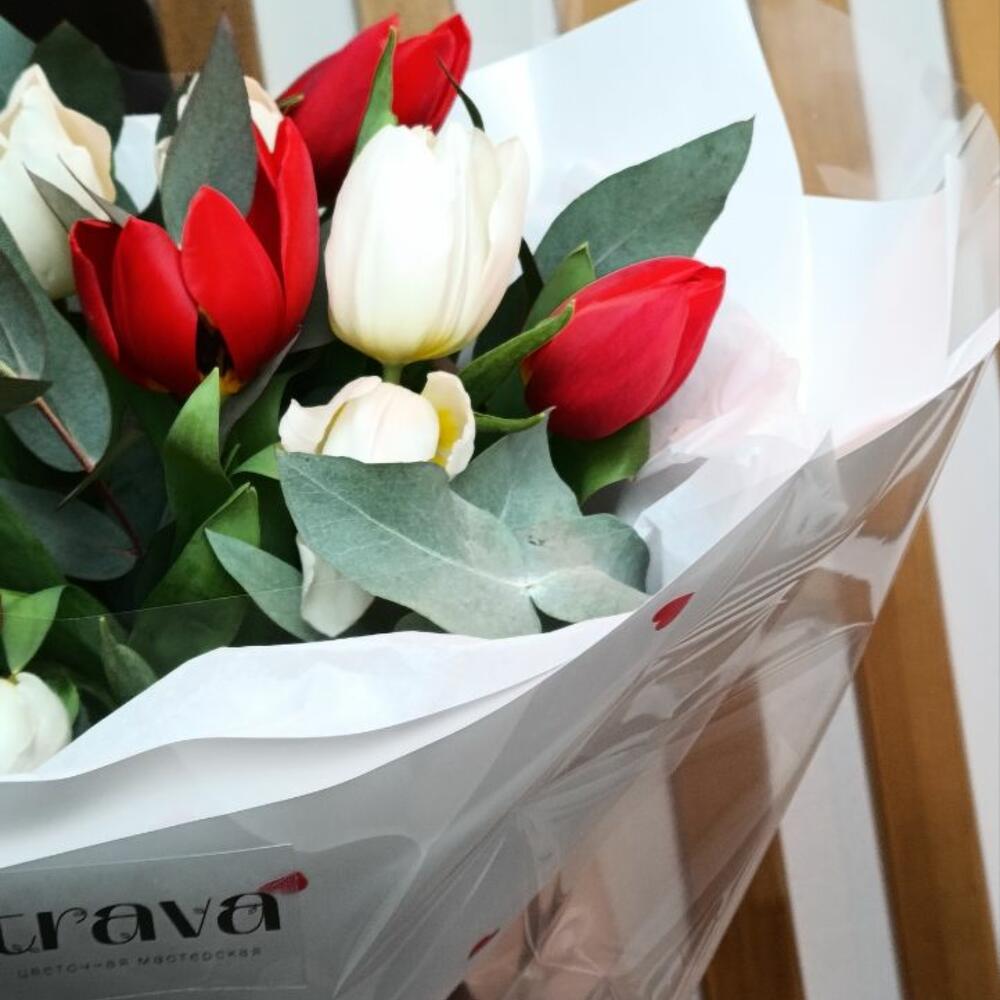 https://content2.flowwow-images.com/data/flowers/1000x1000/52/1738594245_44907252.jpg