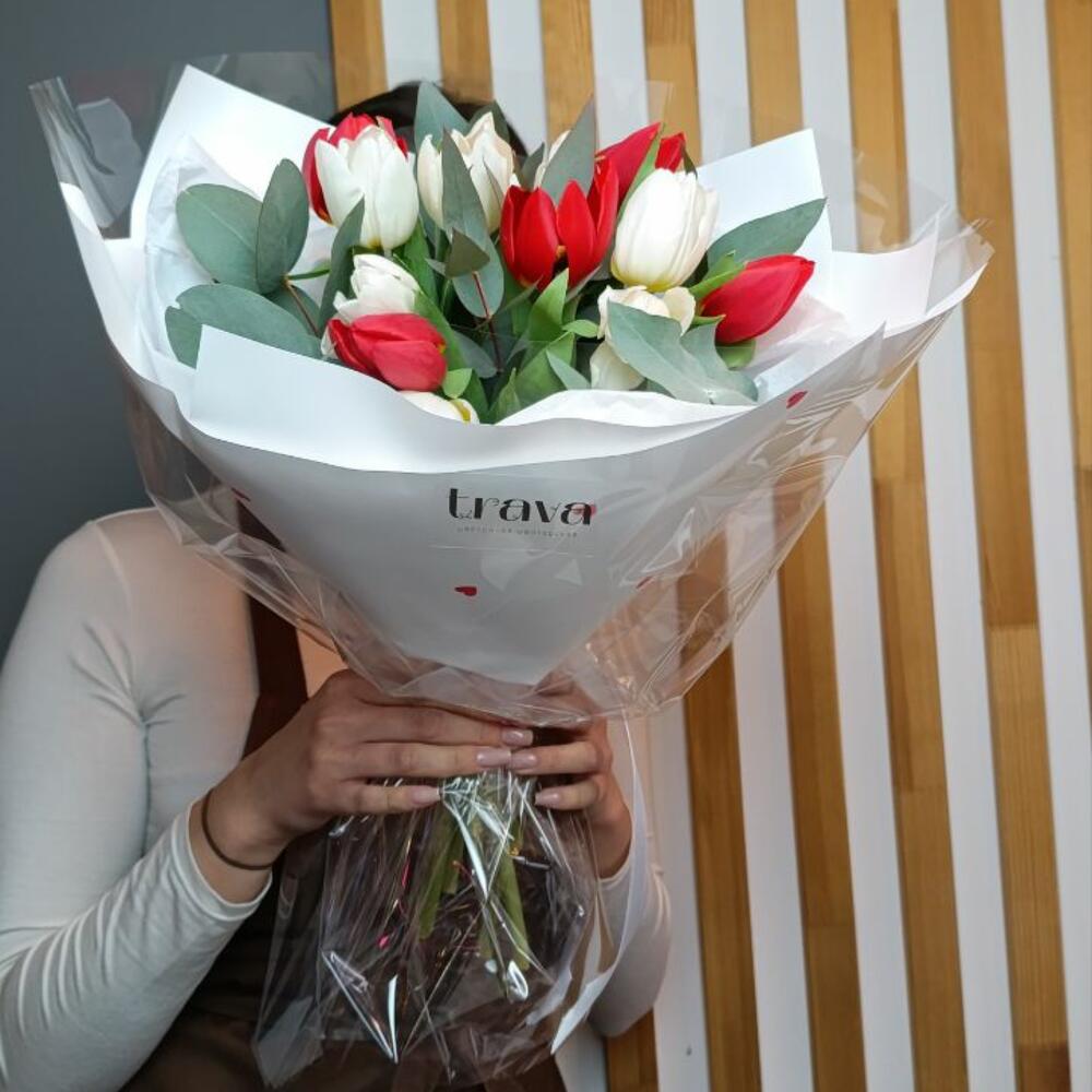 https://content2.flowwow-images.com/data/flowers/1000x1000/81/1738594245_55715581.jpg