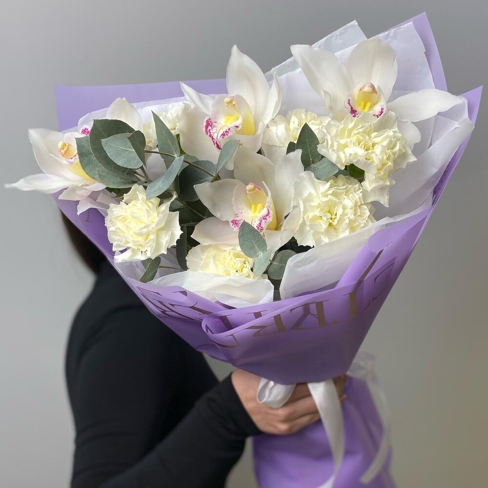 https://content2.flowwow-images.com/data/flowers/1000x1000/81/1738732720_24780881.jpg