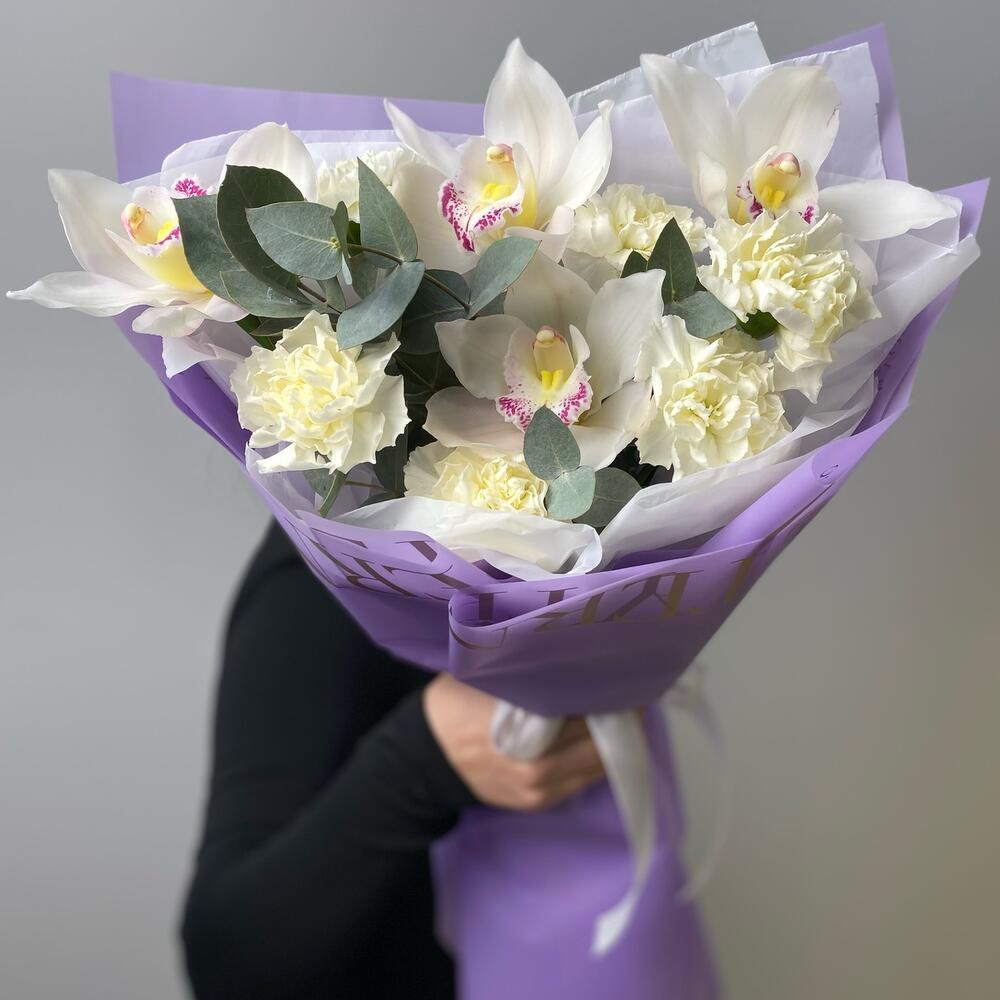 https://content2.flowwow-images.com/data/flowers/1000x1000/18/1738732720_84655218.jpg